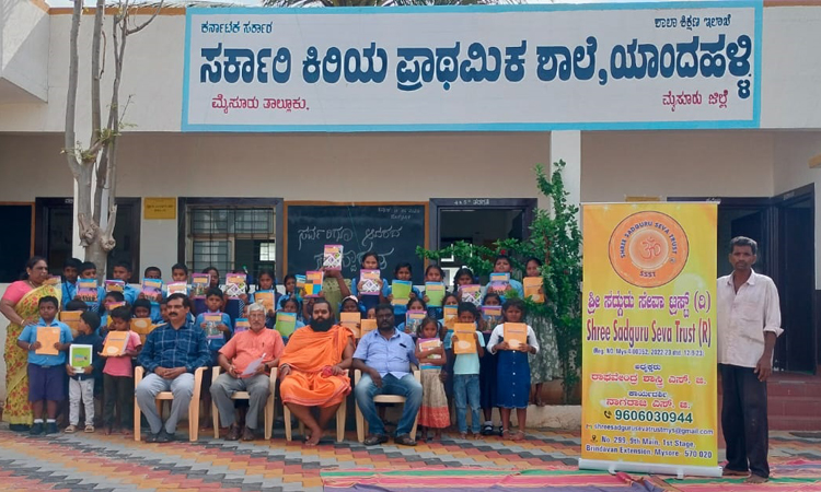 Free Book Distribution Government Higher Primary School Yandahalli and Hebbalu